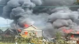 Dua Rumah terbakar akibat perang kelompok