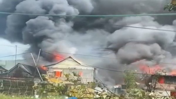 Dua Rumah terbakar akibat perang kelompok