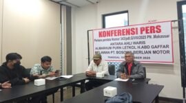 Dr. H. Nirwan Dahyar, mewakili ahli waris Alm. Letkol Purn H. Abd. Gaffar. (kanan)