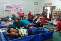 Kegiatan donor darah yang diselenggarakan oleh Bunda Pustaka SD Negeri Borong bekerja sama dengan PMI Makassar berhasil mengumpulkan 25 kantong darah, menunjukkan antusiasme dan kepedulian tinggi dari guru, siswa, orang tua, dan masyarakat.
