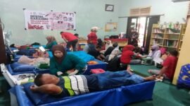 Kegiatan donor darah yang diselenggarakan oleh Bunda Pustaka SD Negeri Borong bekerja sama dengan PMI Makassar berhasil mengumpulkan 25 kantong darah, menunjukkan antusiasme dan kepedulian tinggi dari guru, siswa, orang tua, dan masyarakat.