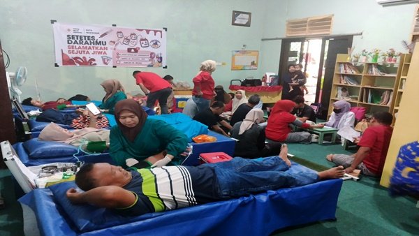 Kegiatan donor darah yang diselenggarakan oleh Bunda Pustaka SD Negeri Borong bekerja sama dengan PMI Makassar berhasil mengumpulkan 25 kantong darah, menunjukkan antusiasme dan kepedulian tinggi dari guru, siswa, orang tua, dan masyarakat.