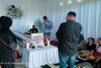 Kuasa Hukum Alm. Enggi , Advokat Budi S Simanungkalit S.H, M. H ( baju hitam celana jeans )saat melayat di rumah duka. Dusun Balele, Desa Bayondo Kec. Tomoni Kab. Luwu Timur Sulsel