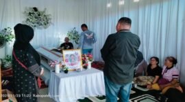 Kuasa Hukum Alm. Enggi , Advokat Budi S Simanungkalit S.H, M. H ( baju hitam celana jeans )saat melayat di rumah duka. Dusun Balele, Desa Bayondo Kec. Tomoni Kab. Luwu Timur Sulsel