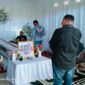 Kuasa Hukum Alm. Enggi , Advokat Budi S Simanungkalit S.H, M. H ( baju hitam celana jeans )saat melayat di rumah duka. Dusun Balele, Desa Bayondo Kec. Tomoni Kab. Luwu Timur Sulsel
