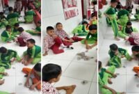 Anak-anak SD Negeri Borong Makassar saat bermain kuartet di teras depan kelasnya.