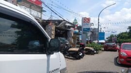 Lahan Parkir yang ada di bahu jalan di depan toko sinar Makmur