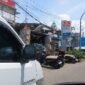 Lahan Parkir yang ada di bahu jalan di depan toko sinar Makmur