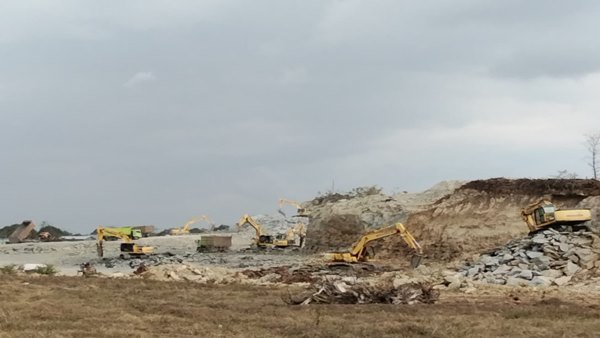 Aktivitas pertambangan galian C ilegal di kawasan Gudang 88