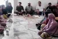 Anggota DPRD Luwu Utara dari Fraksi PAN, Heriansa Effendi (kiri), berdiskusi dengan warga terkait sengketa lokasi hibah lahan pembangunan Yon TP 868 di Desa Rampoang, Kecamatan Tanalili, Luwu Utara, Sulawesi Selatan.