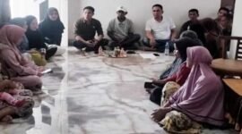 Anggota DPRD Luwu Utara dari Fraksi PAN, Heriansa Effendi (kiri), berdiskusi dengan warga terkait sengketa lokasi hibah lahan pembangunan Yon TP 868 di Desa Rampoang, Kecamatan Tanalili, Luwu Utara, Sulawesi Selatan.