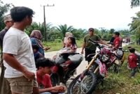 Warga Rampoang yang ada di lokasi