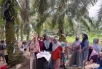 Warga Rampoang Saat Melakukan Aksi