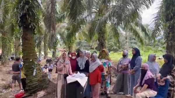 Warga Rampoang Saat Melakukan Aksi
