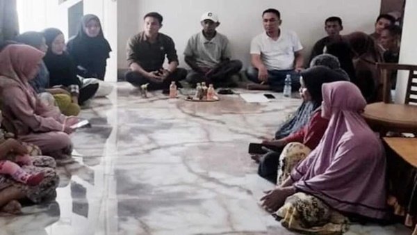 Anggota DPRD Luwu Utara dari Fraksi PAN, Heriansa Effendi (kiri), berdiskusi dengan warga terkait sengketa lokasi hibah lahan pembangunan Yon TP 868 di Desa Rampoang, Kecamatan Tanalili, Luwu Utara, Sulawesi Selatan.
