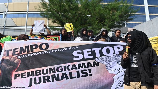 Aksi damai. Para jurnalis membentangkan spanduk dan menyuarakan penolakan terhadap kriminalisasi media.