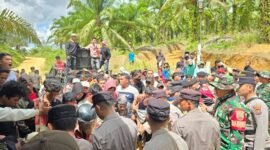 Warga yang melakukan aksi di PT Barapala