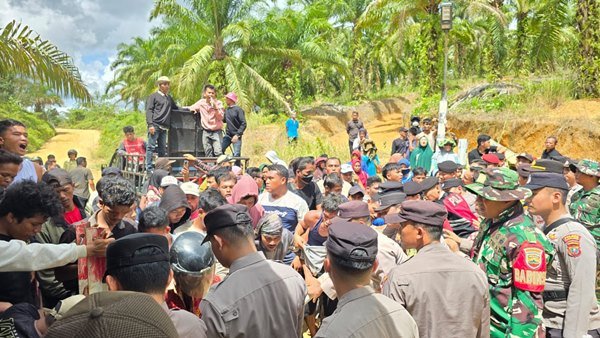 Warga yang melakukan aksi di PT Barapala