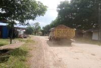 Dump truck yang Menbawa Material di desa Bategulung