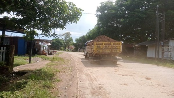 Dump truck yang Menbawa Material di desa Bategulung