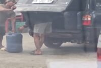 Jerigen saat di angkat ke mobil di Spbu