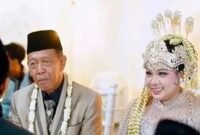 Kakek 74 tahun di Pacitan menikahi gadis muda dengan mahar cek Rp3 miliar. Pernikahan beda generasi ini pun viral di berbagai platform. (Ist)