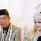 Kakek 74 tahun di Pacitan menikahi gadis muda dengan mahar cek Rp3 miliar. Pernikahan beda generasi ini pun viral di berbagai platform. (Ist)