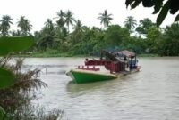 Kapal yang menyedot pasir mengunakan mesin di Sungai