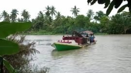 Kapal yang menyedot pasir mengunakan mesin di Sungai