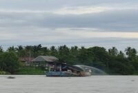 Kapal penyedot Pasir yang beroperasi di sungai desa lea