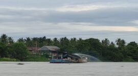 Kapal penyedot Pasir yang beroperasi di sungai desa lea