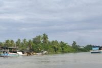 Kapal yang menyedot pasir mengunakan mesin di Sungai