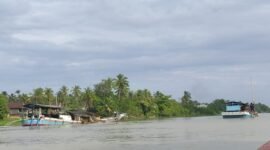 Kapal yang menyedot pasir mengunakan mesin di Sungai