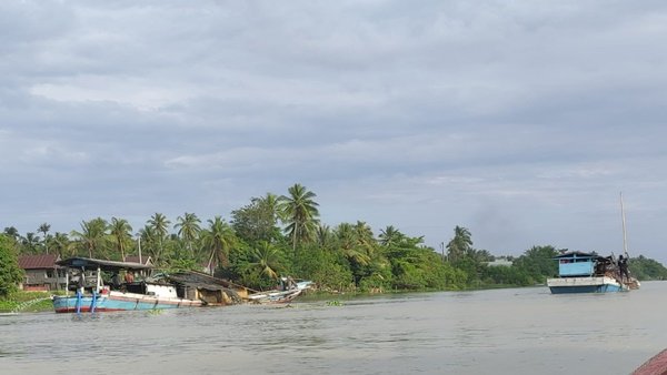 Kapal yang menyedot pasir mengunakan mesin di Sungai