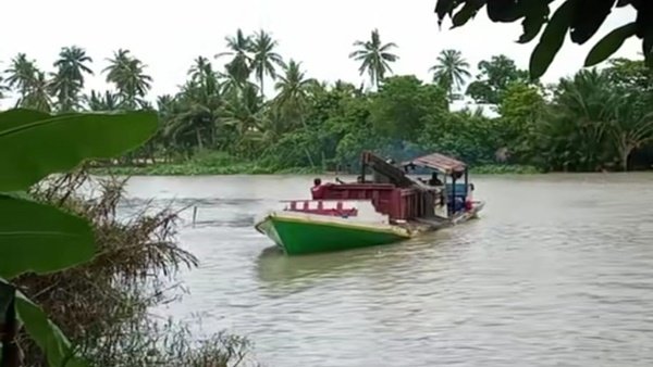 Kapal yang menyedot pasir mengunakan mesin di Sungai