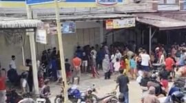 Tangkapan layar video warga Sibolga saat mengambil bahan makanan dari sebuah minimarket yang sempat viral di media sosial.