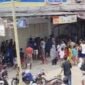 Tangkapan layar video warga Sibolga saat mengambil bahan makanan dari sebuah minimarket yang sempat viral di media sosial.