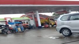 Penampakan jerigen di SPBU nomor 74.922.47 