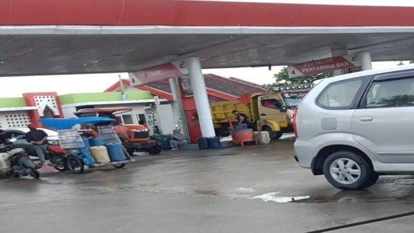 Penampakan jerigen di SPBU nomor 74.922.47 