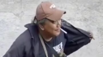 Tangkapan layar video yang beredar memperlihatkan seorang pria diduga menunjukkan senjata api saat mendatangi Perumahan Exotica Hive, Sawangan, Depok.