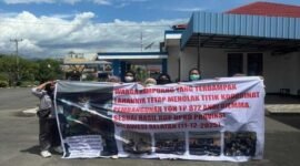 Warga Desa Rampoang, Kecamatan Tanalili, Kabupaten Luwu Utara, membentangkan spanduk penolakan pembangunan Yon TP 872/Andi Djemma yang dinilai merugikan masyarakat, sebagaimana disepakati dalam hasil Rapat Dengar Pendapat (RDP) bersama DPRD Sulsel, Selasa (23/12/2025).