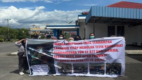 Warga Desa Rampoang, Kecamatan Tanalili, Kabupaten Luwu Utara, membentangkan spanduk penolakan pembangunan Yon TP 872/Andi Djemma yang dinilai merugikan masyarakat, sebagaimana disepakati dalam hasil Rapat Dengar Pendapat (RDP) bersama DPRD Sulsel, Selasa (23/12/2025).