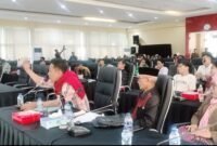 Salah satu perwakilan Desa Rampoang menggebrak meja saat menyampaikan aspirasi dalam Rapat Dengar Pendapat (RDP) di DPRD Sulsel terkait polemik lahan pembangunan Yon TP 872/Andi Djemma di Kabupaten Luwu Utara.