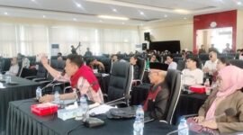 Salah satu perwakilan Desa Rampoang menggebrak meja saat menyampaikan aspirasi dalam Rapat Dengar Pendapat (RDP) di DPRD Sulsel terkait polemik lahan pembangunan Yon TP 872/Andi Djemma di Kabupaten Luwu Utara.