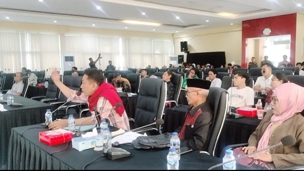 Salah satu perwakilan Desa Rampoang menggebrak meja saat menyampaikan aspirasi dalam Rapat Dengar Pendapat (RDP) di DPRD Sulsel terkait polemik lahan pembangunan Yon TP 872/Andi Djemma di Kabupaten Luwu Utara.