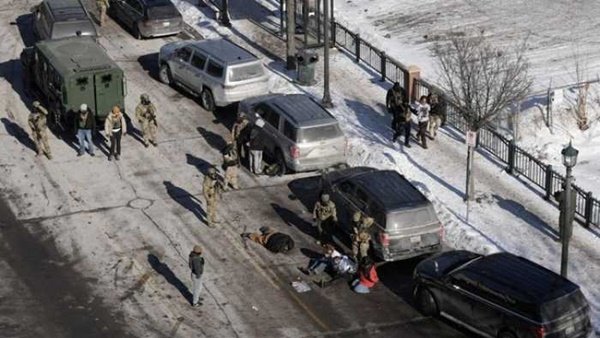 Alex Pretti yang berprofesi perawat, tampak tergeletak di jalan, setelah jadi korban penembakan petugas imigrasi Amerika Serikat (ICE) di Minneapolis