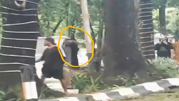 Tangkapan Video, Oknum yang diduga ASN yang menbawa busur berlindung di Mobil