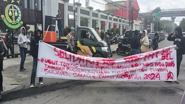 Solidaritas Rakyat Sulawesi Selatan (Sulsel) bersama elemen mahasiswa dan masyarakat di Depan Kantor Kejati