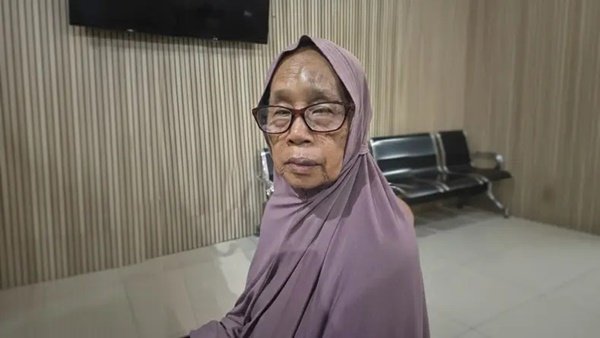 Korban penganiayaan, Saoda (62), saat berada di Mapolres Bulukumba usai melaporkan dugaan tindak kekerasan yang dilakukan oleh anak kandungnya sendiri. (Ist)
