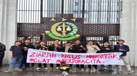 Puluhan massa Celebes Law and Transparency (CLAT) menggeruduk Kejaksaan Tinggi Sulawesi Selatan (Kejati Sulsel)